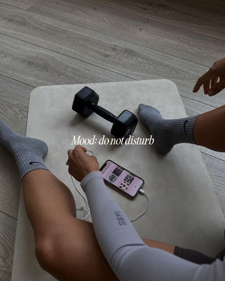 VibreGirly, Girls and female athletes in leggings doing squats and deadlifts. Booty gains workout, glute transformation before after, strong legs training, gym aesthetic women, fitness motivation, curvy fitness journey, thick thighs workout, peach booty exercises, women powerlifting transformation