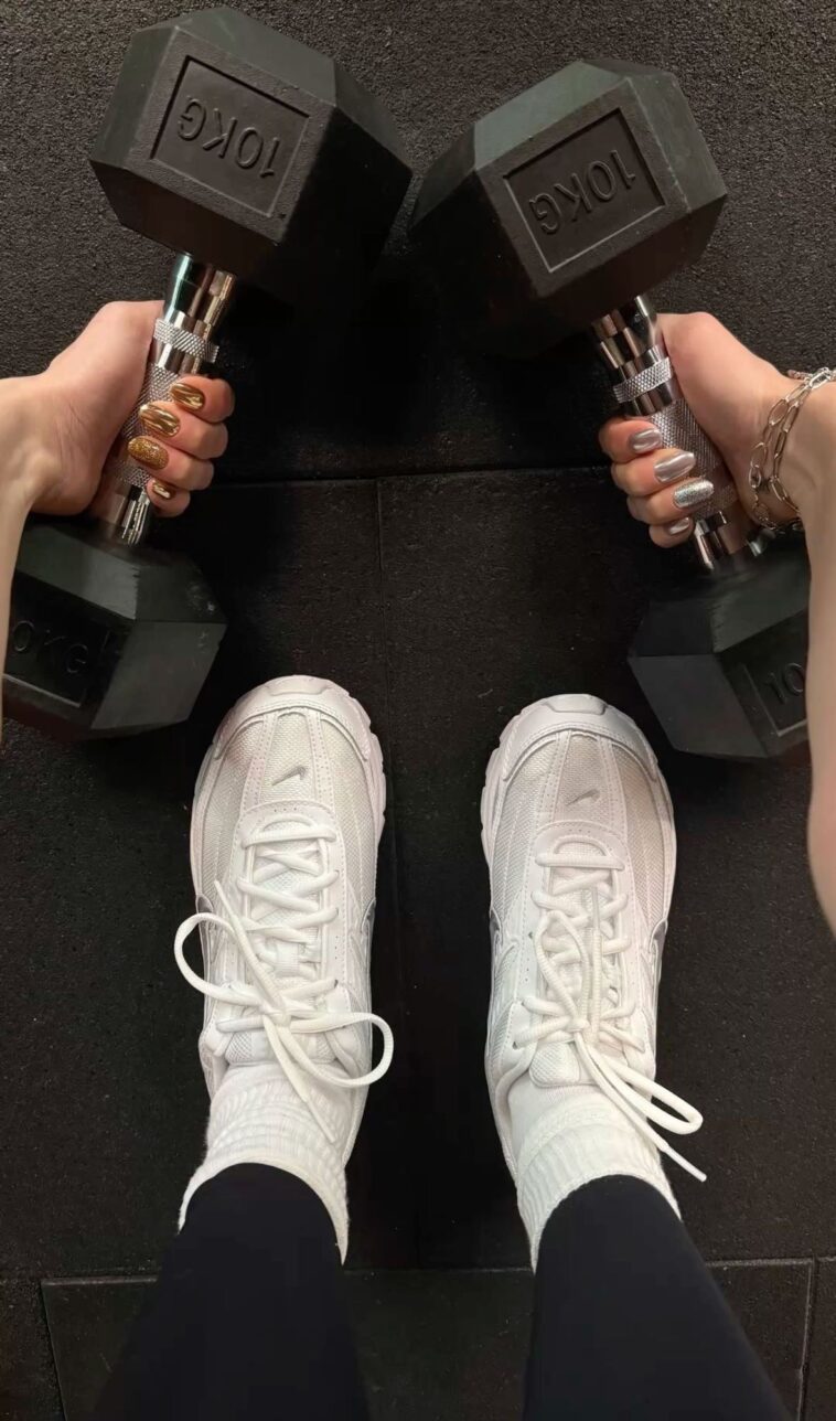 VibreGirly, Girls and female athletes in leggings doing squats and deadlifts. Booty gains workout, glute transformation before after, strong legs training, gym aesthetic women, fitness motivation, curvy fitness journey, thick thighs workout, peach booty exercises, women powerlifting transformation