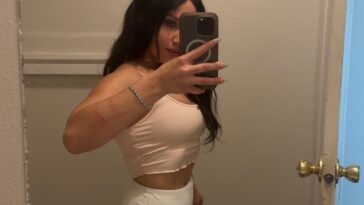 VibreGirly, Girls and female athletes in leggings doing squats and deadlifts. Booty gains workout, glute transformation before after, strong legs training, gym aesthetic women, fitness motivation, curvy fitness journey, thick thighs workout, peach booty exercises, women powerlifting transformation