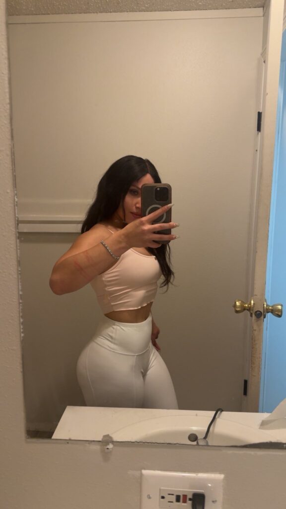 VibreGirly, Girls and female athletes in leggings doing squats and deadlifts. Booty gains workout, glute transformation before after, strong legs training, gym aesthetic women, fitness motivation, curvy fitness journey, thick thighs workout, peach booty exercises, women powerlifting transformation