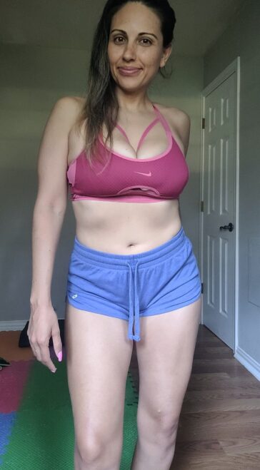 VibreGirly, Girls and female athletes in leggings doing squats and deadlifts. Booty gains workout, glute transformation before after, strong legs training, gym aesthetic women, fitness motivation, curvy fitness journey, thick thighs workout, peach booty exercises, women powerlifting transformation