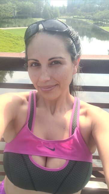 VibreGirly, Girls and female athletes in leggings doing squats and deadlifts. Booty gains workout, glute transformation before after, strong legs training, gym aesthetic women, fitness motivation, curvy fitness journey, thick thighs workout, peach booty exercises, women powerlifting transformation