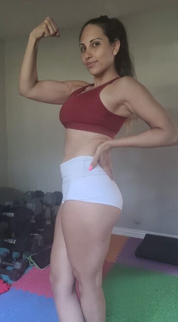 VibreGirly, Girls and female athletes in leggings doing squats and deadlifts. Booty gains workout, glute transformation before after, strong legs training, gym aesthetic women, fitness motivation, curvy fitness journey, thick thighs workout, peach booty exercises, women powerlifting transformation