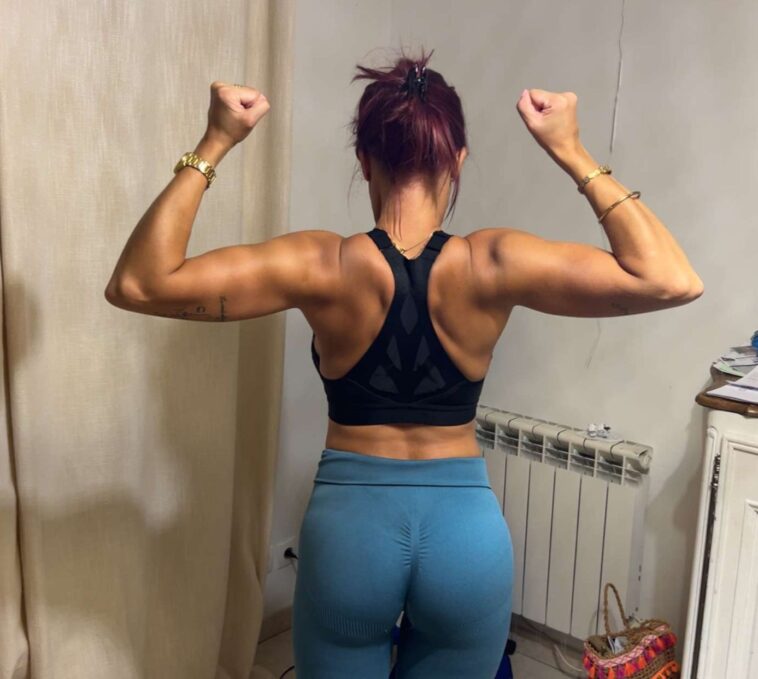 VibreGirly, Girls and female athletes in leggings doing squats and deadlifts. Booty gains workout, glute transformation before after, strong legs training, gym aesthetic women, fitness motivation, curvy fitness journey, thick thighs workout, peach booty exercises, women powerlifting transformation