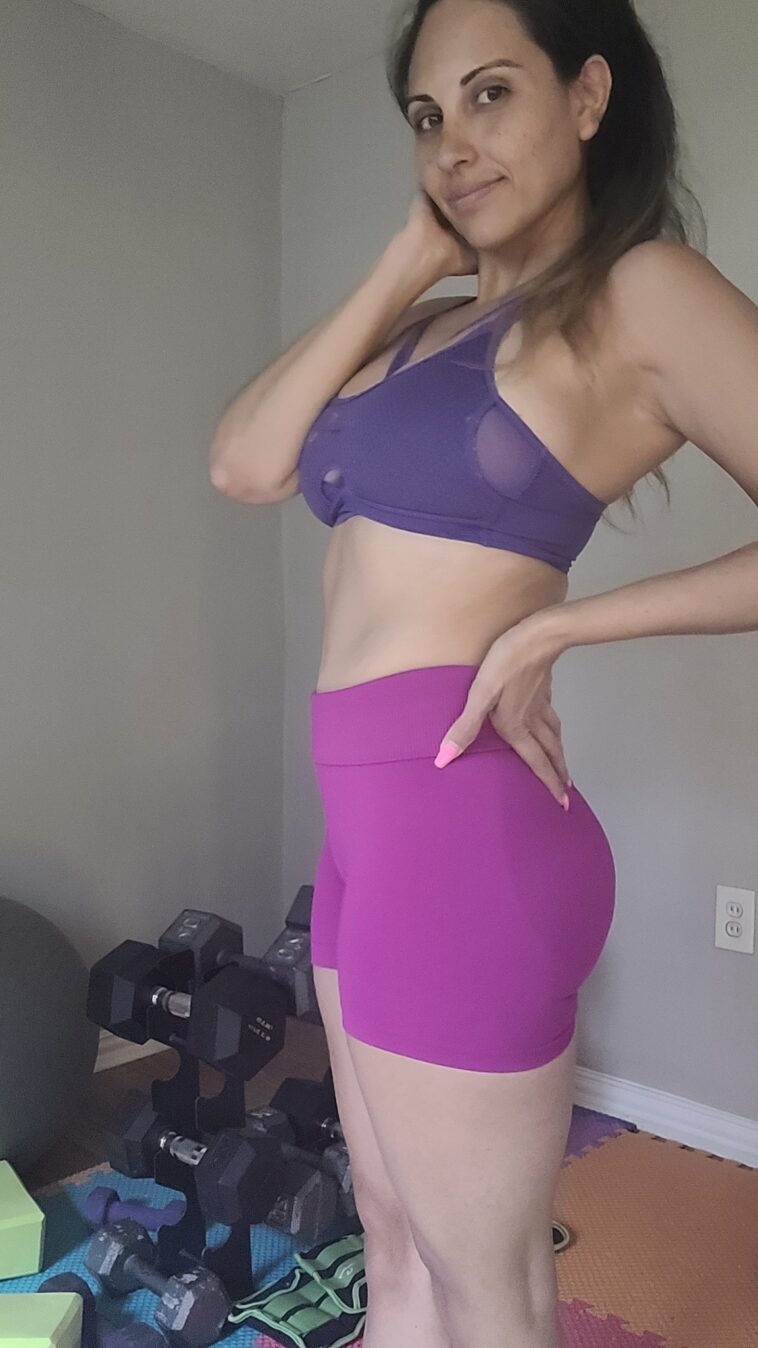 VibreGirly, Girls and female athletes in leggings doing squats and deadlifts. Booty gains workout, glute transformation before after, strong legs training, gym aesthetic women, fitness motivation, curvy fitness journey, thick thighs workout, peach booty exercises, women powerlifting transformation