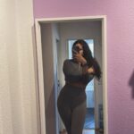 VibreGirly, Girls and female athletes in leggings doing squats and deadlifts. Booty gains workout, glute transformation before after, strong legs training, gym aesthetic women, fitness motivation, curvy fitness journey, thick thighs workout, peach booty exercises, women powerlifting transformation