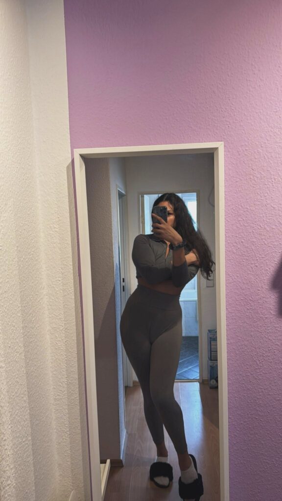 VibreGirly, Girls and female athletes in leggings doing squats and deadlifts. Booty gains workout, glute transformation before after, strong legs training, gym aesthetic women, fitness motivation, curvy fitness journey, thick thighs workout, peach booty exercises, women powerlifting transformation