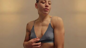 VibreGirly, Girls and female athletes in leggings doing squats and deadlifts. Booty gains workout, glute transformation before after, strong legs training, gym aesthetic women, fitness motivation, curvy fitness journey, thick thighs workout, peach booty exercises, women powerlifting transformation