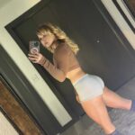 VibreGirly, Girls and female athletes in leggings doing squats and deadlifts. Booty gains workout, glute transformation before after, strong legs training, gym aesthetic women, fitness motivation, curvy fitness journey, thick thighs workout, peach booty exercises, women powerlifting transformation