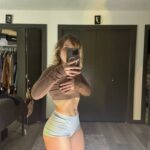 VibreGirly, Girls and female athletes in leggings doing squats and deadlifts. Booty gains workout, glute transformation before after, strong legs training, gym aesthetic women, fitness motivation, curvy fitness journey, thick thighs workout, peach booty exercises, women powerlifting transformation