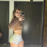 VibreGirly, Girls and female athletes in leggings doing squats and deadlifts. Booty gains workout, glute transformation before after, strong legs training, gym aesthetic women, fitness motivation, curvy fitness journey, thick thighs workout, peach booty exercises, women powerlifting transformation