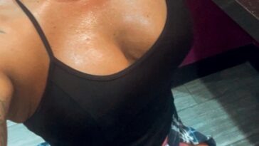 VibreGirly, Girls and female athletes in leggings doing squats and deadlifts. Booty gains workout, glute transformation before after, strong legs training, gym aesthetic women, fitness motivation, curvy fitness journey, thick thighs workout, peach booty exercises, women powerlifting transformation