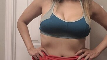 VibreGirly, Girls and female athletes in leggings doing squats and deadlifts. Booty gains workout, glute transformation before after, strong legs training, gym aesthetic women, fitness motivation, curvy fitness journey, thick thighs workout, peach booty exercises, women powerlifting transformation