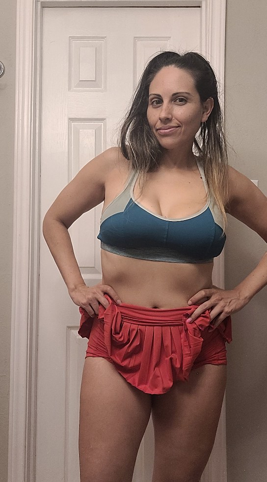 VibreGirly, Girls and female athletes in leggings doing squats and deadlifts. Booty gains workout, glute transformation before after, strong legs training, gym aesthetic women, fitness motivation, curvy fitness journey, thick thighs workout, peach booty exercises, women powerlifting transformation