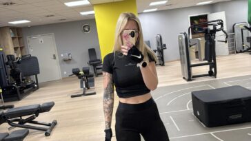 VibreGirly, Girls and female athletes in leggings doing squats and deadlifts. Booty gains workout, glute transformation before after, strong legs training, gym aesthetic women, fitness motivation, curvy fitness journey, thick thighs workout, peach booty exercises, women powerlifting transformation