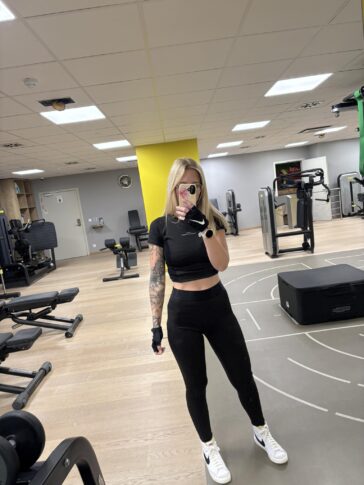 VibreGirly, Girls and female athletes in leggings doing squats and deadlifts. Booty gains workout, glute transformation before after, strong legs training, gym aesthetic women, fitness motivation, curvy fitness journey, thick thighs workout, peach booty exercises, women powerlifting transformation